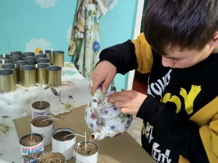 Дети из Хохотуйского центра  «Березка» отправили свечи и обереги участникам СВО